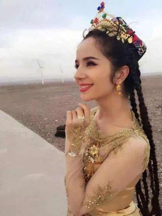 伴着萨塔儿和手鼓的鼓点翩翩起舞的无数根小辫子和绚丽的四角帽