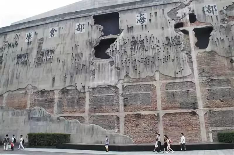 影片《八佰》中展示硝烟里的四行仓库▼