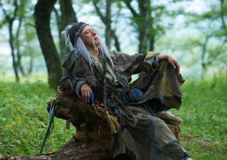 洪七公被称为"九指神丐",武功名镇江湖,谁将他的手指