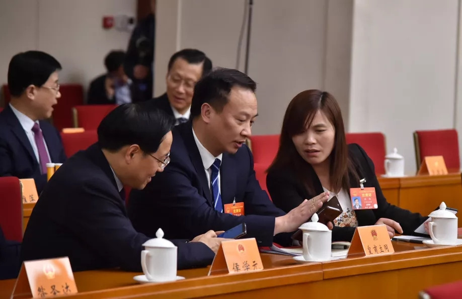 全国人大代表段俊(右,全国人大代表皇甫立同(中,全国人大代表侯学元