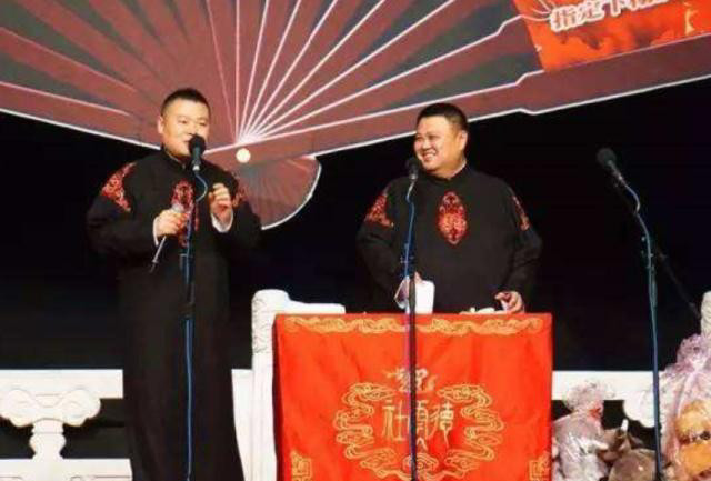 为何相声演出要在捧哏前放桌子,这里面的学问你都知道多少?