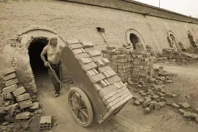 那个时候,每个镇都会有几个砖窑厂,负责生产农村盖房用的红砖.
