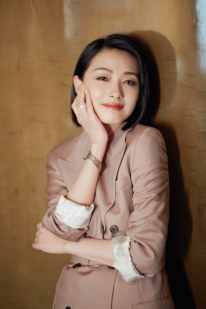 37岁万茜换新发型,粉色商务西服搭配齐肩波波头,意外"
