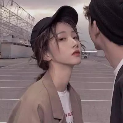 热恋·超甜·的情侣头像:你可能会一直闹,但他不一定会一直笑
