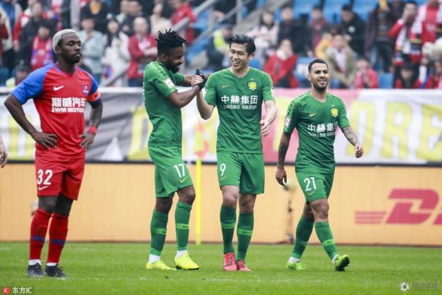 张玉宁握《国际足球规则》接受采访:得不断学