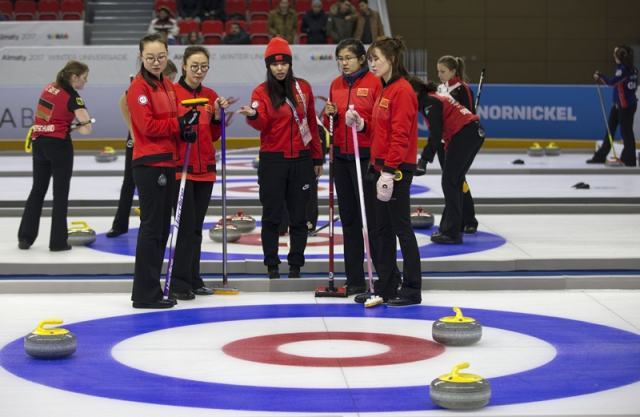 大冬会女子冰壶中国负韩国无缘四强 男子冰球