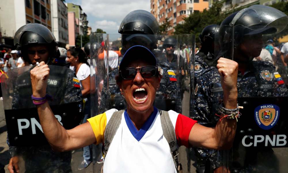 委内瑞拉街头大战:马杜罗和瓜伊多呼吁支持者