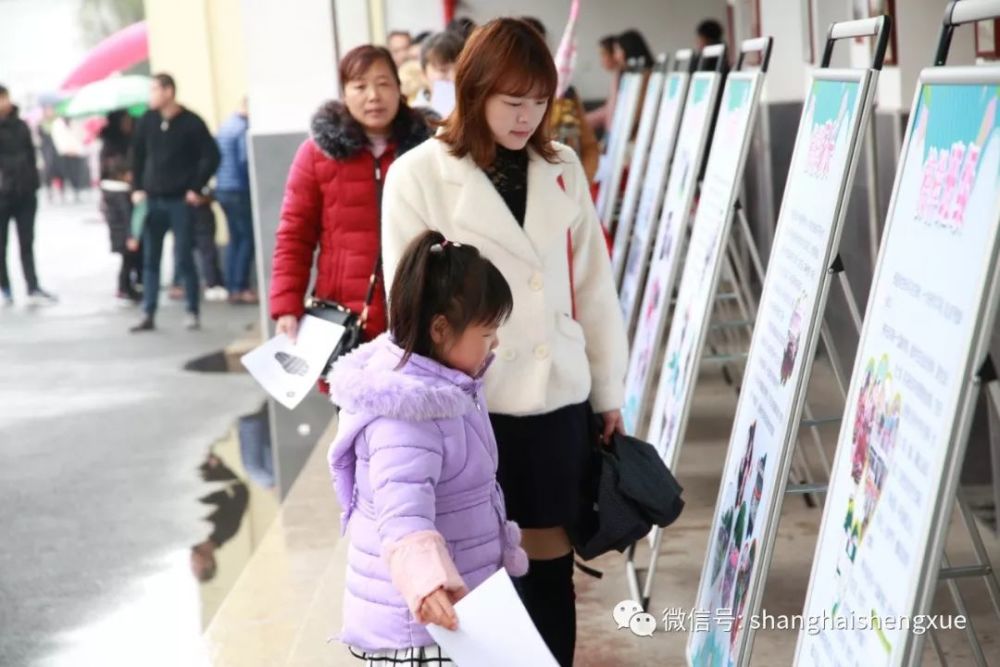 陈伯吹实验幼儿园的林语沁小朋友昨天和妈妈一起参加了活动,妈妈说