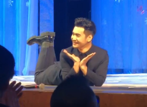 文松参加演出,长了胡子的他更像张学友,可接下来一个动作垮了