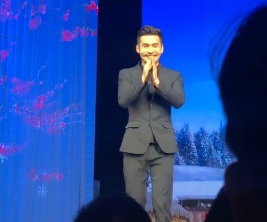 文松参加演出,长了胡子的他更像张学友,可接下来一个动作垮了