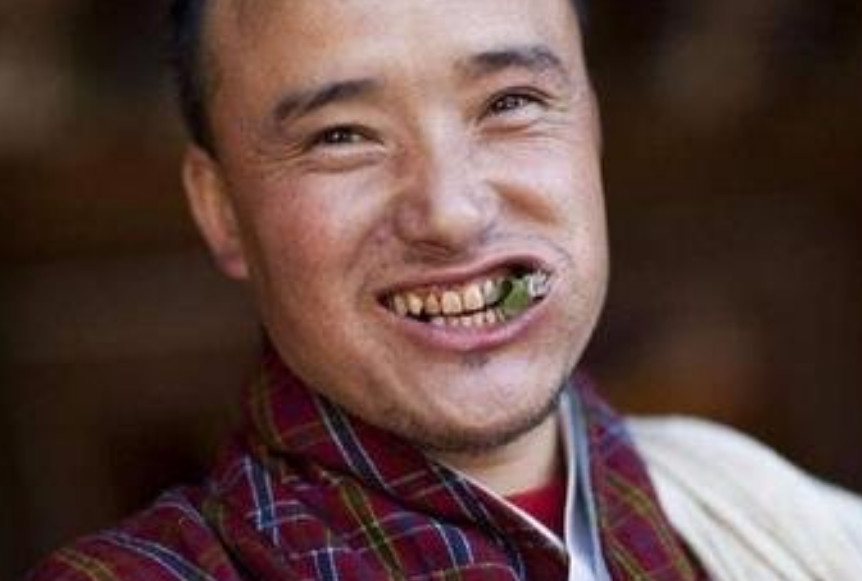 吃槟榔到底有什么危害?牙齿变黑是小事,看到最后还吃