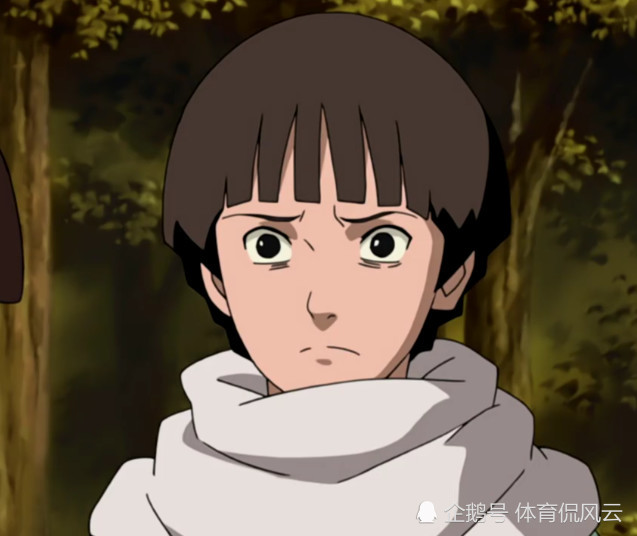 他小时候有着大大的眼睛再加上锅盖头,显得还是十分可爱的.