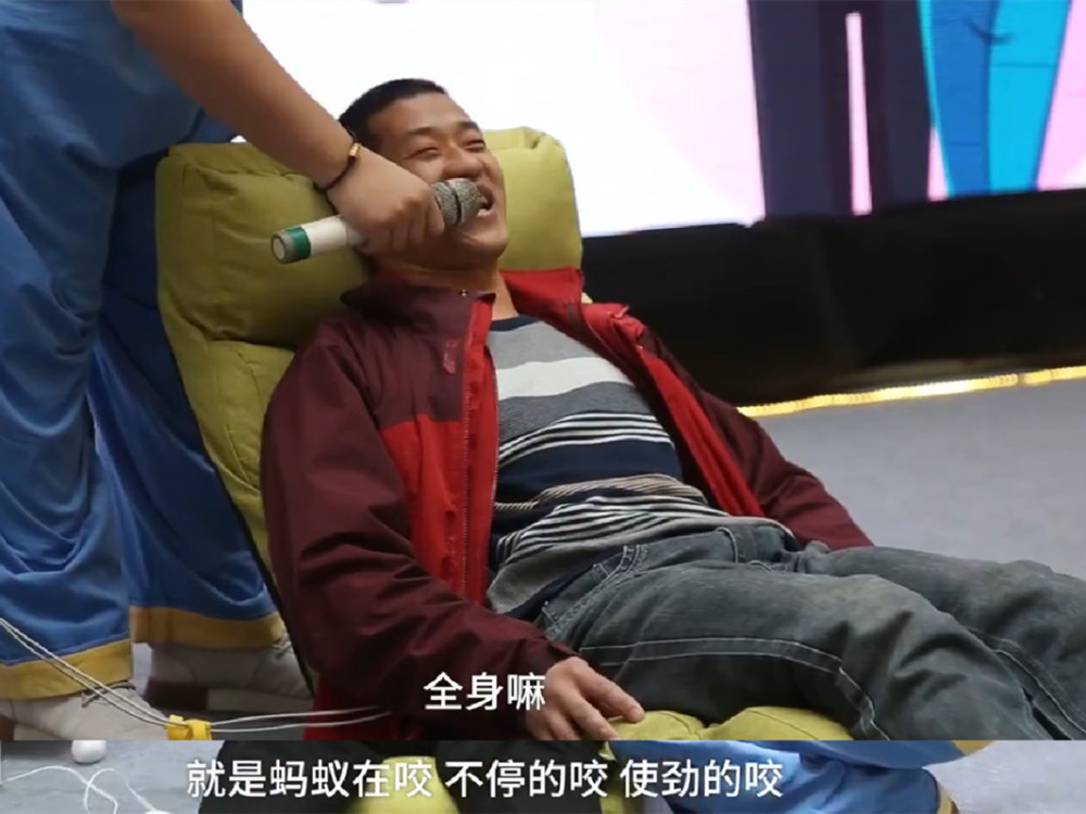 当场认怂!男生体验体验分娩阵痛,宝爸瞬间疼成男人包表情媚眼图片抛图片