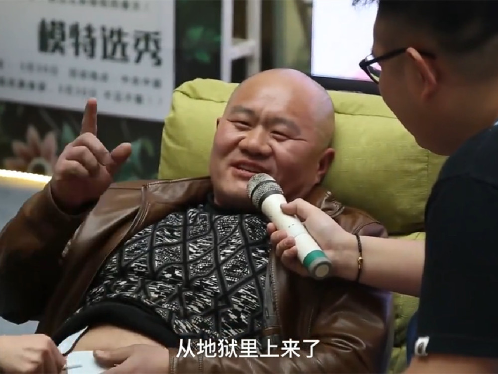 当场认怂!男人体验阵痛分娩体验,宝爸瞬间疼成的鱼图片宝宝海绵表情包图片