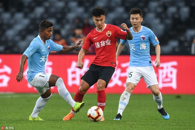 天海后卫自杀式扑救 红牌+点球!没苏牙的命却