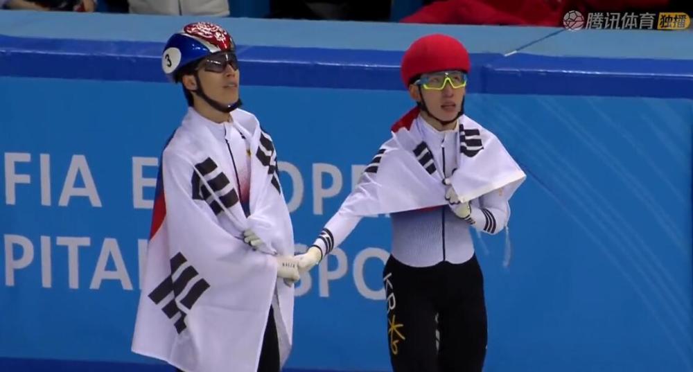 韩国选手林孝俊(红色头盔)与黄大宪握手