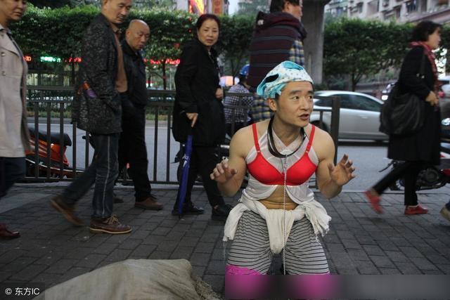 重庆男子脖子拴狗链,街头扮狗求美女领养,自述:人不如