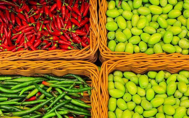 煮熟的蛋黄上有一层黑膜,还能吃吗?很多人想错