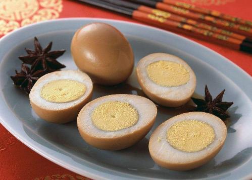 煮熟的蛋黄上有一层黑膜,还能吃吗?很多人想错