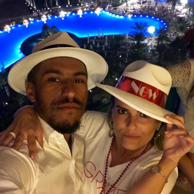 保利尼奥场外上演别样大四喜 妻子天体助威方