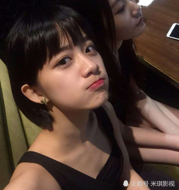 难怪李婷婷一直是短发,看了她早期的双马尾照,才知什么叫二次元
