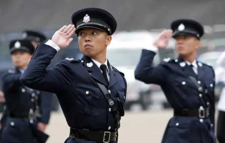 香港地区的警察们 广场操练 为何必须使用英语发号施令 看点快报