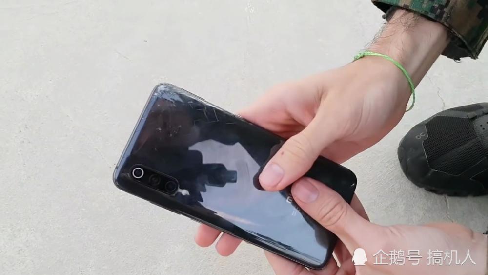 怎样才能把小米9摔坏?老外通过6个场景跌落测