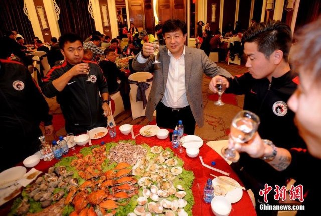 辽宁宏运保级成功摆豪华宴席 海鲜摆满桌