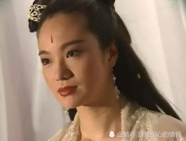 还记得成龙《火烧岛》那个撑伞美女吗?51岁还惊艳了时光!