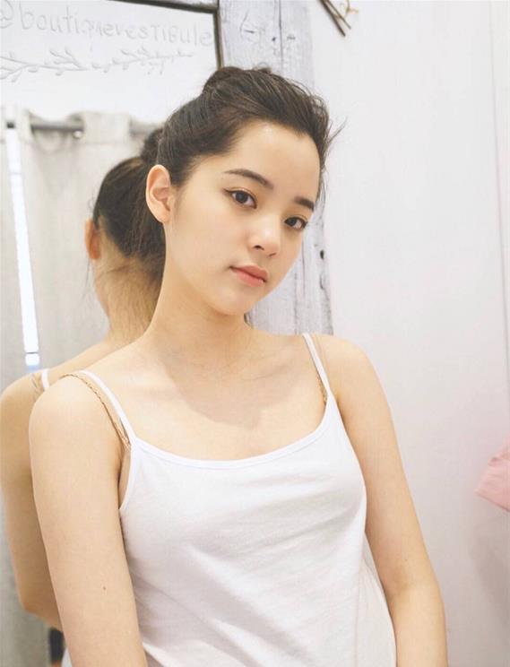 欧阳娜娜的写真,简约的白色吊带背心,尽显青春无敌的少女气息