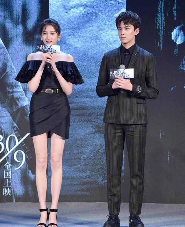 关晓彤北电开学班级合影曝光,王俊凯也现身校