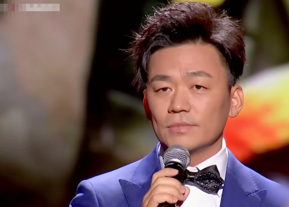 王宝强出席活动演讲,有谁注意他眼睛里的目光?网友:好