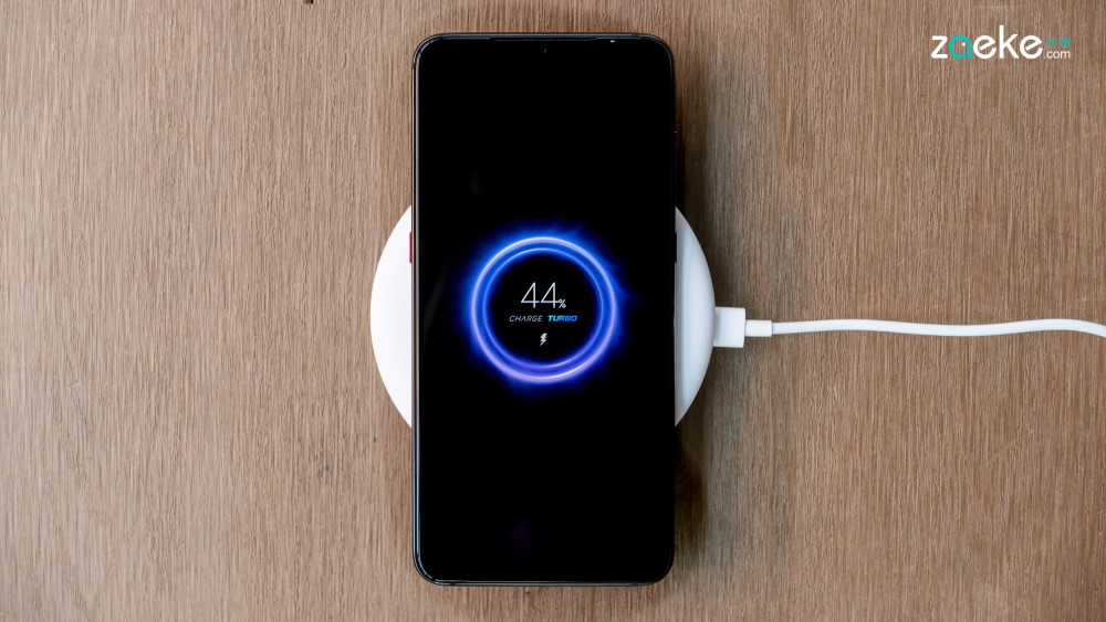 了让小米9更能打,小米还准备了全套无线充电装
