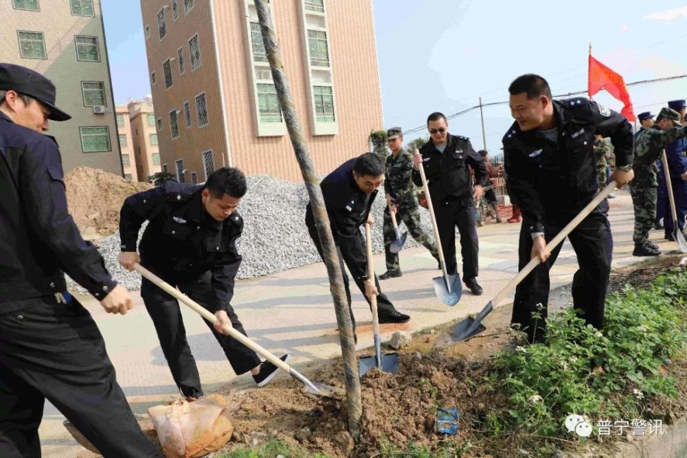 副市长,公安局长谢汉湖到南径镇开展义务植树活动