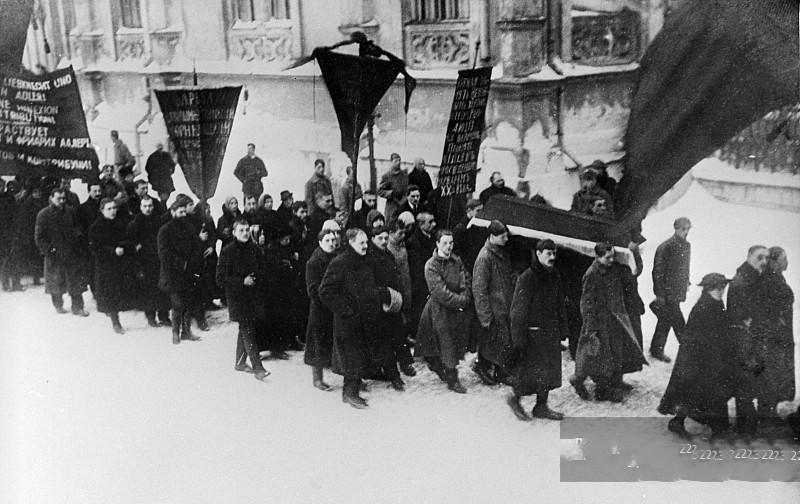 1917年11月10日,俄罗斯莫斯科,红场上举行的十月革命期间牺牲的红军