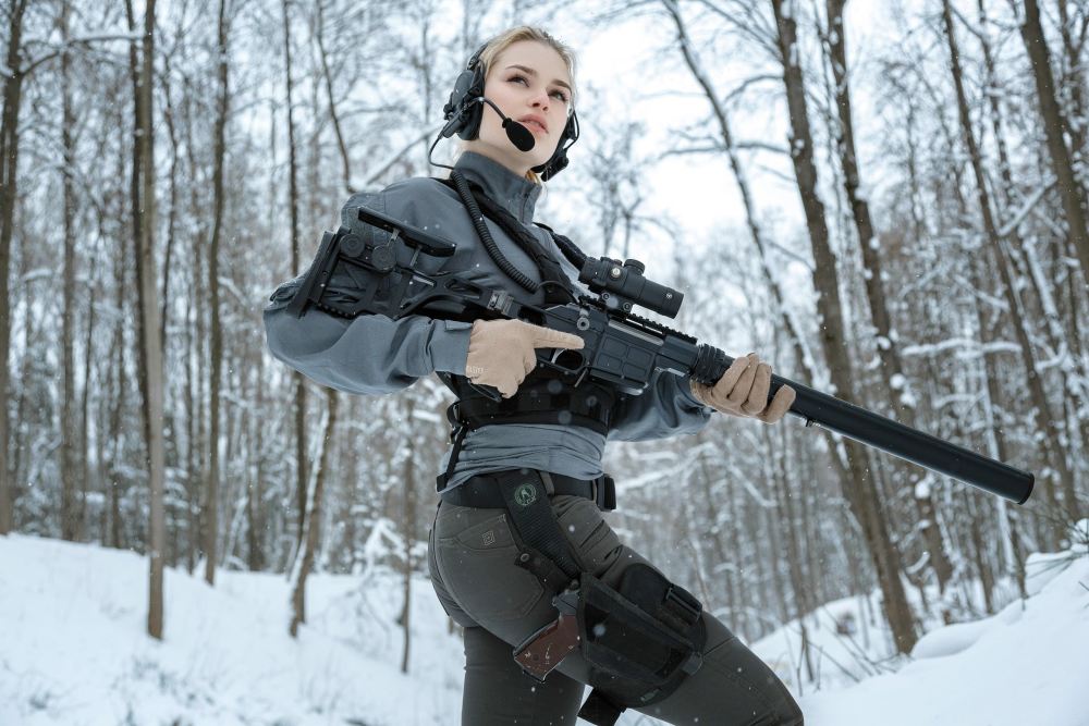 女狙击手露香肩,比模特还美,战场杀敌无数,新狙击步枪为其而生