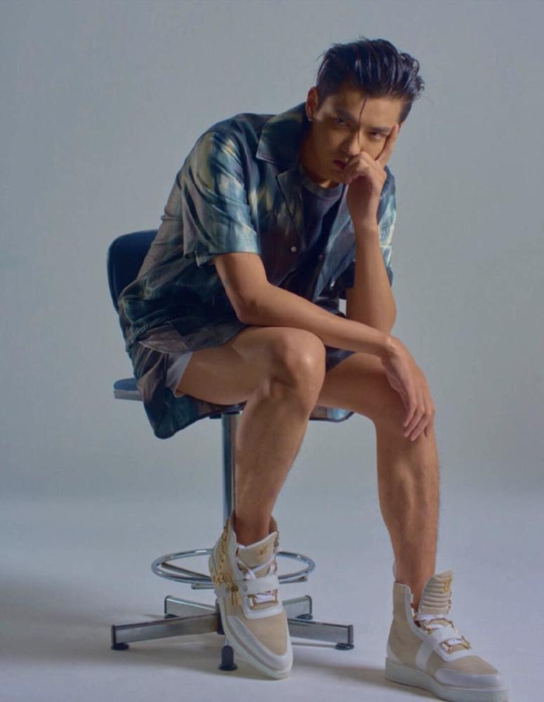 吴亦凡脚大似船,粉丝:你以为他只有脚大吗?