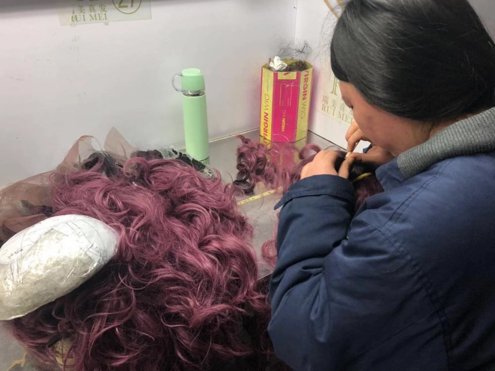 上海白领放弃40万年薪,去卖假发给黑人