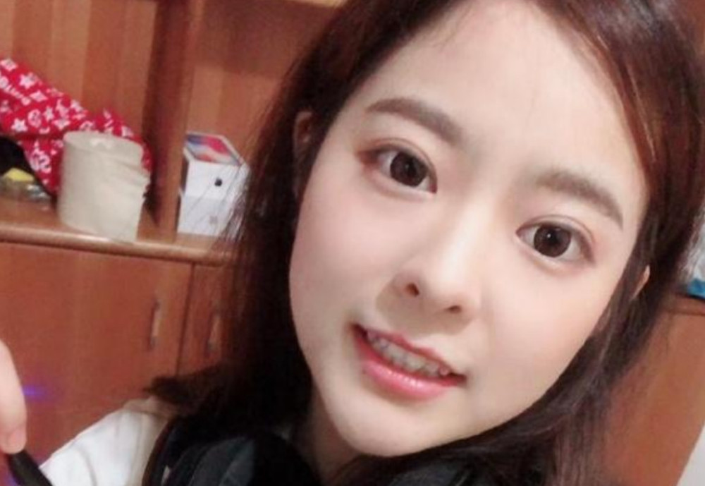 和王多多搭档解说比赛,女解说kris赛后发文:我是沙雕