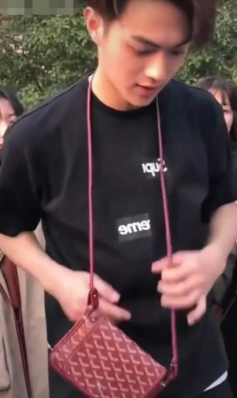 许凯和白鹿的关系有多亲密?包包发箍都用白鹿的,戴起来莫名舒适