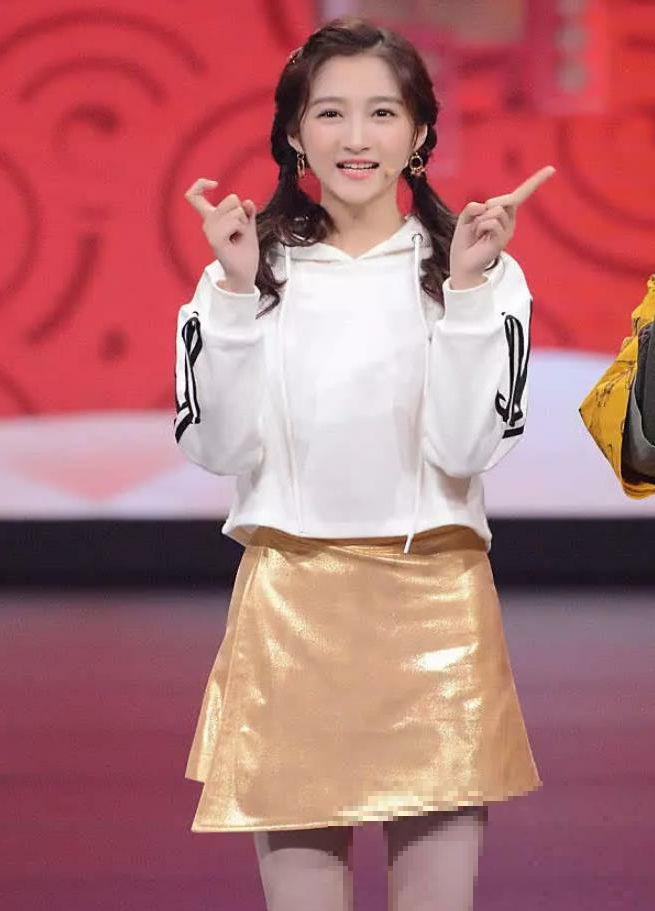 因为大多数角色都是女儿的形象,所以在大部分网友眼中,关晓彤就是国民