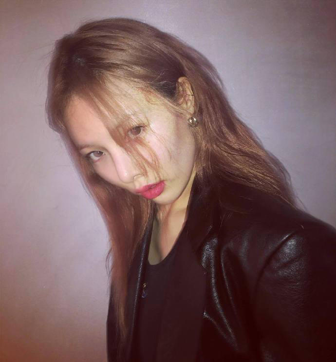 泫雅ins超会穿，粉色穿搭少女感满满，嫩的能掐出水啦