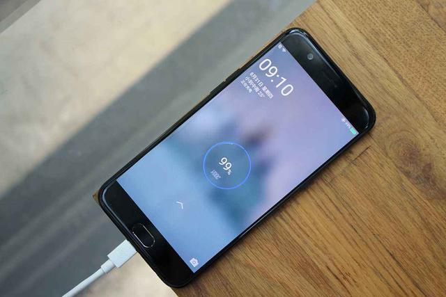 手机陷入100%伤电池?安卓和屏幕用户都充满iphone4s换视频苹果图片