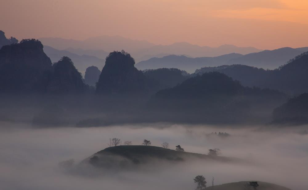 这是福建省武夷山风景名胜区齐云峰附近的云海景观(3月13日无人机拍摄