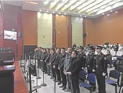 襄阳一犯罪团伙涉嫌八宗罪,共15人涉黑受审