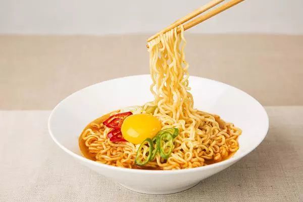 地球总计人口_地球简笔画(2)