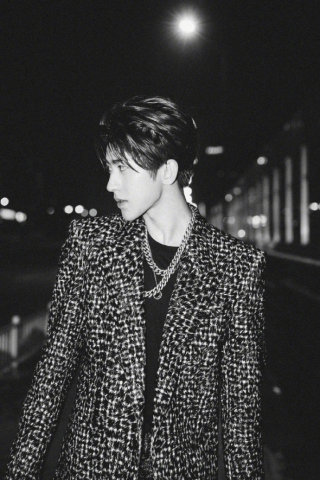 蔡徐坤时尚写真大片,黑白的色调看起来高冷又帅气!