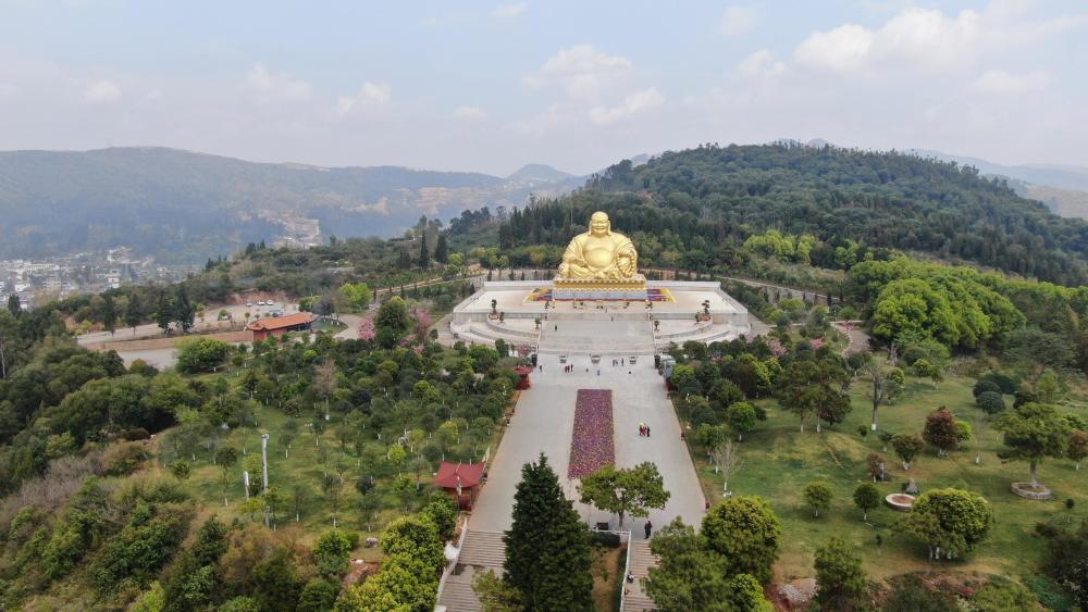 云南有个弥勒市,市里有个弥勒寺,寺里有个全国最大的弥勒佛雕像