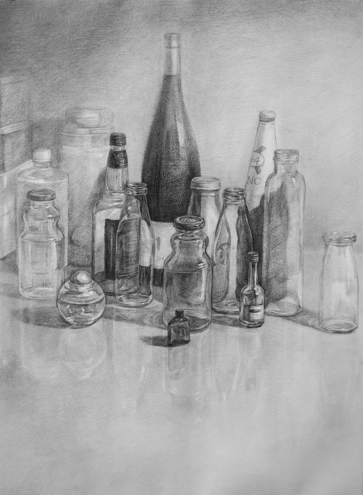 塑 料 瓶塑料瓶的画法可以借鉴玻璃的画法,首先必须把外形,透视刻画