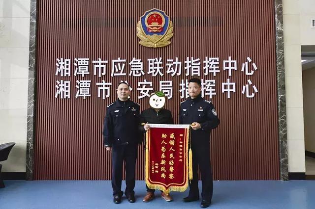 8岁男孩走失 幸遇暖心警察蜀黍 看点快报